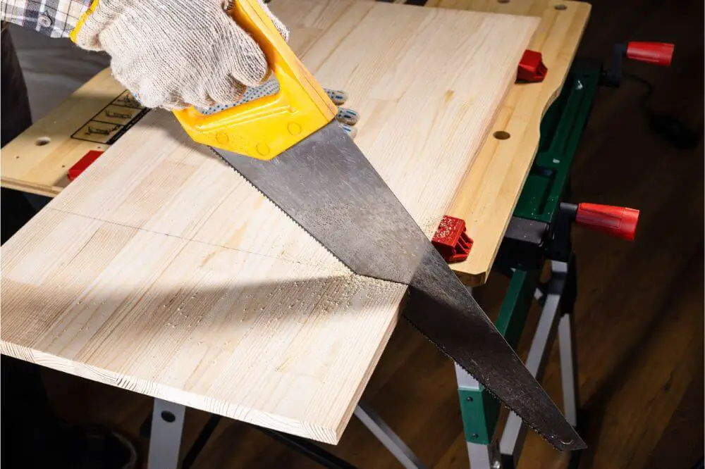 How to Cut a 45-Degree Angle With a Handsaw